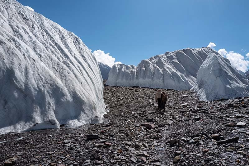 k2 trek hikers glacier