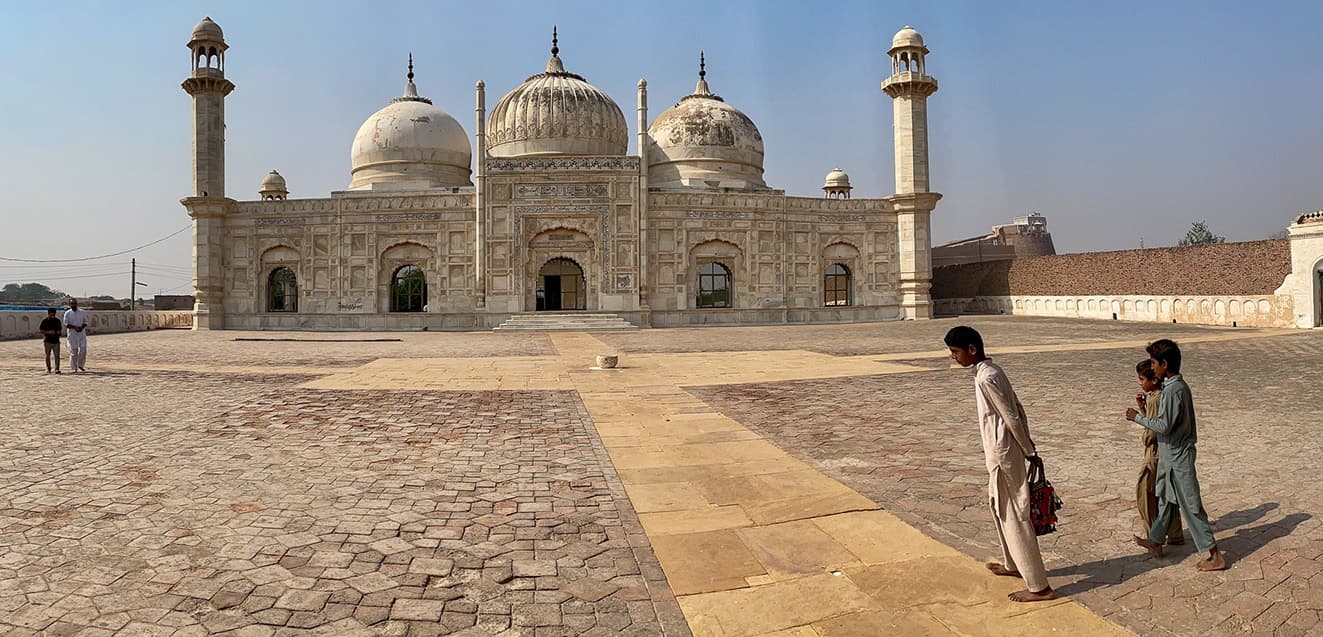 main pakistan abbasi mosque courtyard