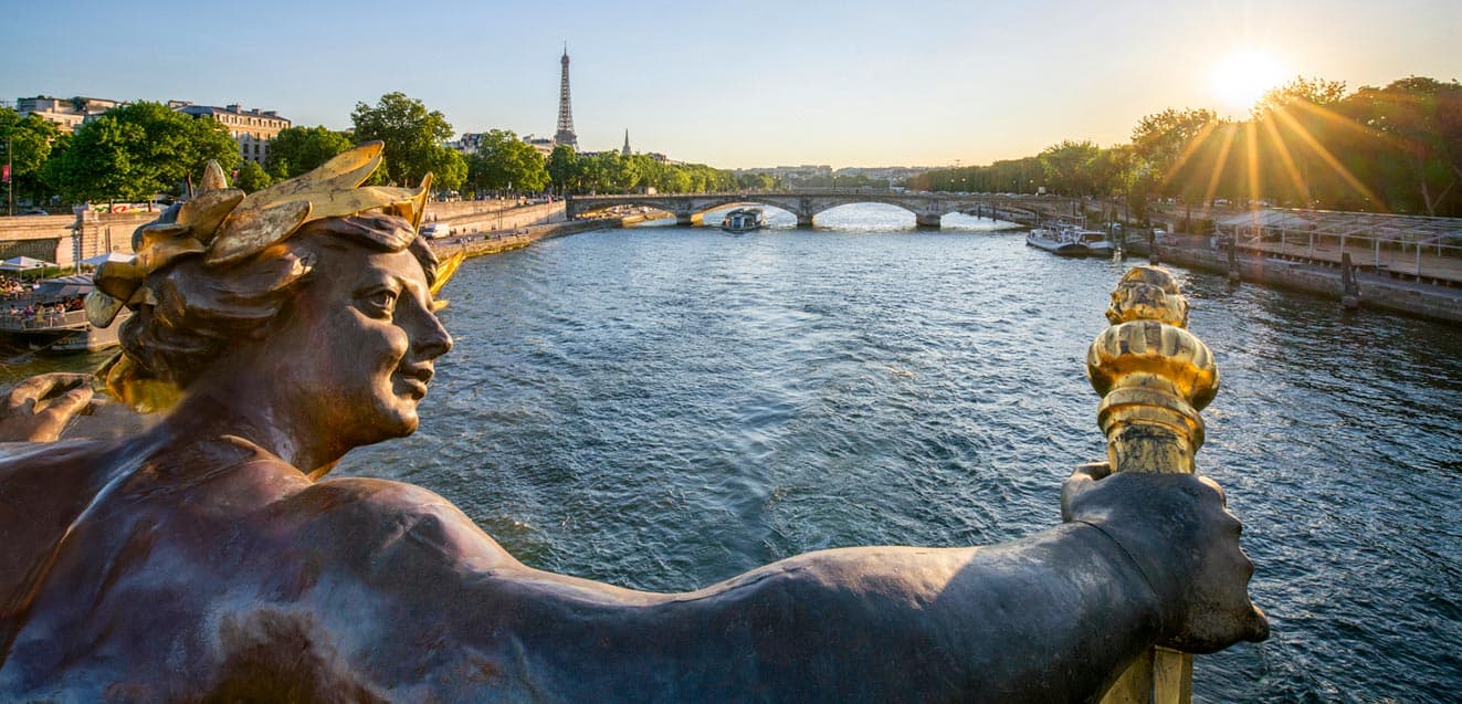 main paris bridge statue