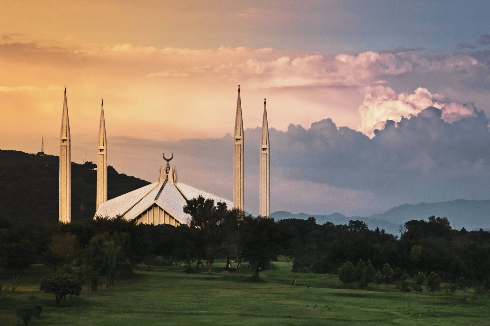 Southern Pakistan: Confluence of Civilizations gallery Gallery2 ShahFaisalMosque Pakistan GeoExLuxuryTravel GettyImages 519767045 AdeelAhmad