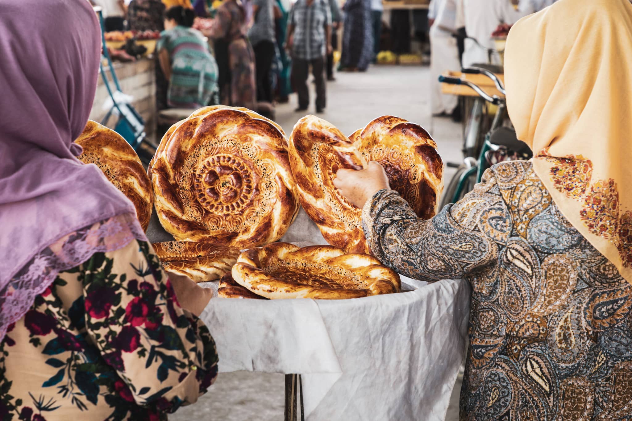 Caspian Odyssey gallery Gallery2 UzbekBread Uzkebistan GeoExLuxuryTravel GettyImages 1033058558 MariuszPrusaczyk