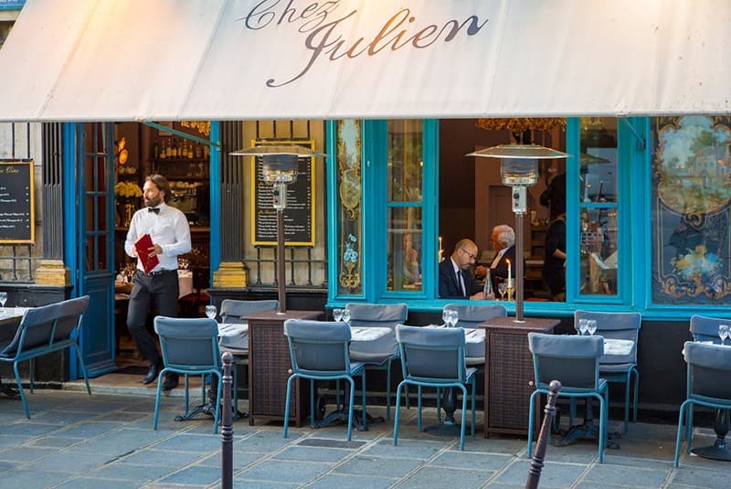 france paris les marais chez julien sidewalk tables