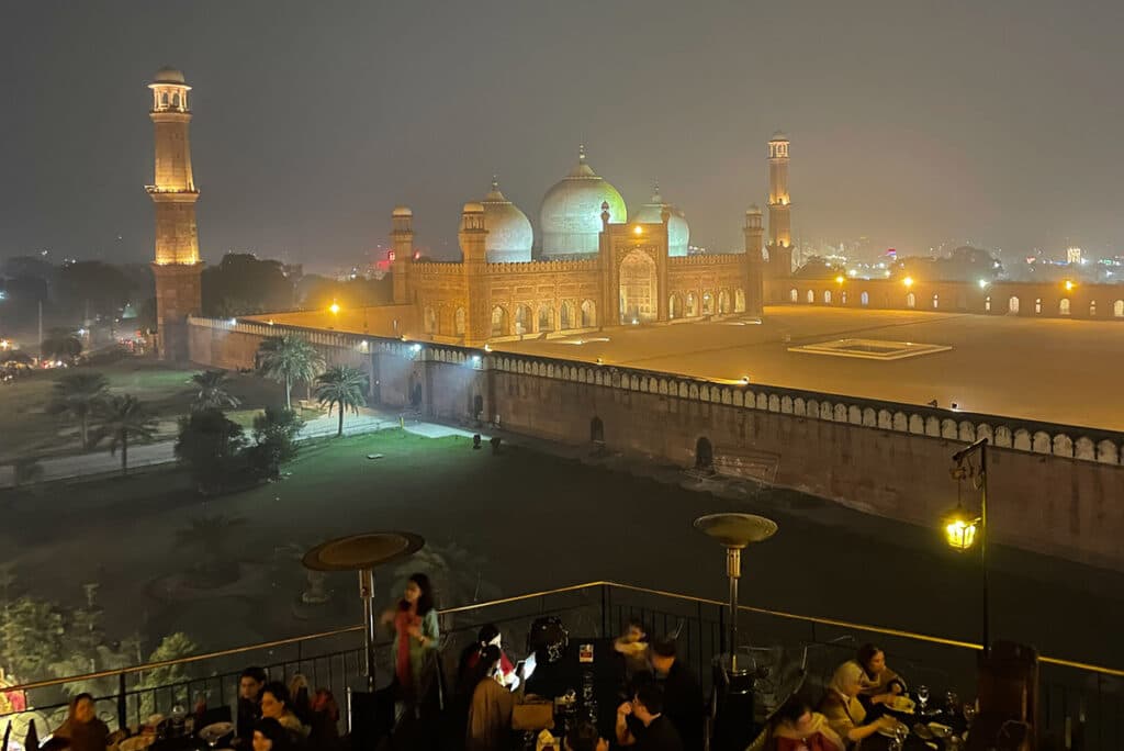 pakistan lahore restaurant rooftop mosque view 1024x684