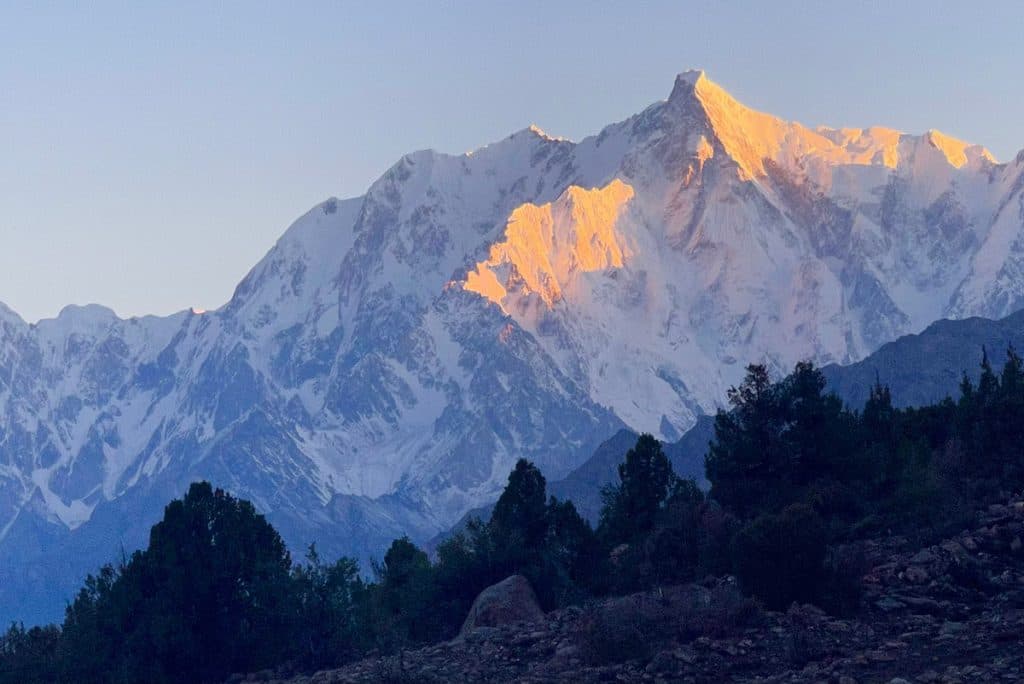 pakistan mountain peaks rush lake trek 1024x684
