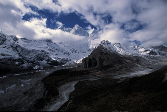 Trekking route into Mount Everest with GeoEx